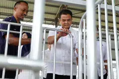 Pengerusi Jawatankuasa Pertanian, Industri Asas Tani dan Kemajuan Luar Bandar Johor, Datuk Zahari Sarip (baju putih) ketika melawat kandang lembu di Jemaluang Dairy Valley (JDV), Mersing.
