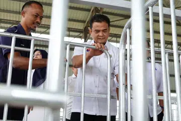 Pengerusi Jawatankuasa Pertanian, Industri Asas Tani dan Kemajuan Luar Bandar Johor, Datuk Zahari Sarip (baju putih) ketika melawat kandang lembu di Jemaluang Dairy Valley (JDV), Mersing.