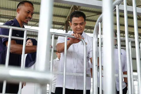 Pengerusi Jawatankuasa Pertanian, Industri Asas Tani dan Kemajuan Luar Bandar Johor, Datuk Zahari Sarip (baju putih) ketika melawat kandang lembu di Jemaluang Dairy Valley (JDV), Mersing.
