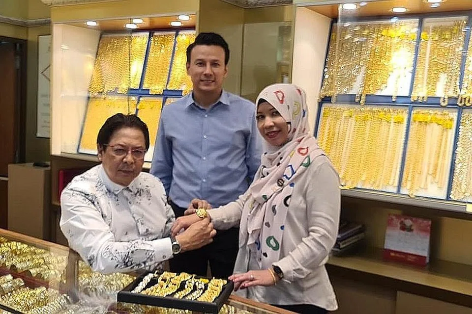 TETAP STABIL: Pengarah Golden Chance, Encik Hasan Marican (duduk); pengurus syarikat itu, Encik Azlan Shafie; dan kakitangan di bahagian penjualan, Cik Farhanah Jamal. Harga emas dikatakan tetap stabil di tengah pandemik ini. - Foto GOLDEN CHANCE