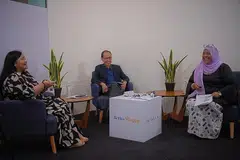 KONGSI STRATEGI PENGAJARAN: Panel pakar (dari kanan) Cik Sanesa Salleh dan Dr Mukhlis Abu Bakar berkongsi teknik dan strategi pengajaran dwibahasa dalam webinar anjuran Berita Harian dan Yayasan Mendaki baru-baru ini. Webinar tersebut turut dijayakan moderator, Cik Suriati Abdollah (kiri). - Foto BH oleh MARK CHEONG