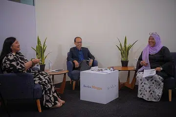 KONGSI STRATEGI PENGAJARAN: Panel pakar (dari kanan) Cik Sanesa Salleh dan Dr Mukhlis Abu Bakar berkongsi teknik dan strategi pengajaran dwibahasa dalam webinar anjuran Berita Harian dan Yayasan Mendaki baru-baru ini. Webinar tersebut turut dijayakan moderator, Cik Suriati Abdollah (kiri). - Foto BH oleh MARK CHEONG