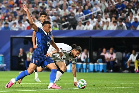 Penyerang berbisa Perancis, Kylian Mbappe (kiri), meledak dua gol dalam kemenangan 3-0 ke atas Iraq dalam perlawanan Kumpulan I Piala Dunia 2026 di Stadium Philadelphia pada 22 Jun (23 Jun Waktu Singapura).