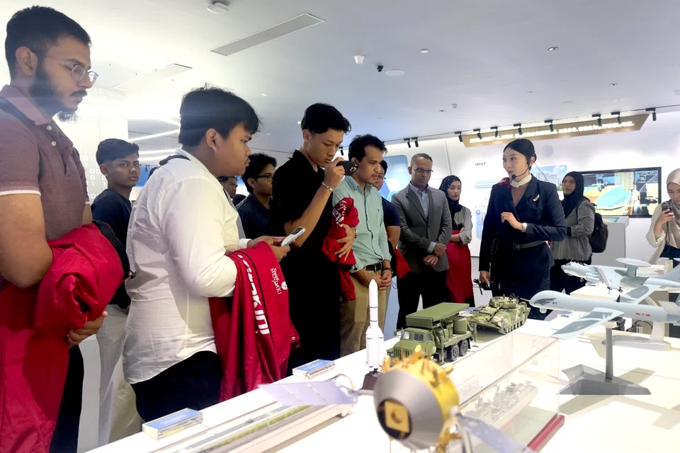 Para pelajar meneroka Guangzhou Knowledge City, sebuah projek kerjasama antara Singapura dengan China yang memberi tumpuan kepada inovasi, teknologi dan pembangunan bandar mampan.