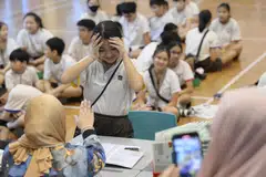 PERALIHAN BESAR: Murid yang sudah tamat zaman persekolahan rendah dan bakal melangkahkan kaki ke sekolah menengah akan mengalami satu peralihan besar dalam kehidupan, termasuk berpindah ke sekolah baru dengan landskap yang lebih rencam. Gambar menunjukkan murid Sekolah Rendah Fuhua bergilir-gilir mendapatkan keputusan PSLE mereka pada 22 November 2023.