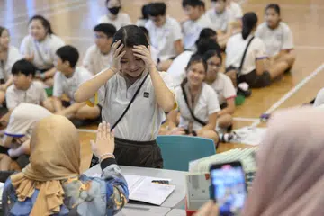 PERALIHAN BESAR: Murid yang sudah tamat zaman persekolahan rendah dan bakal melangkahkan kaki ke sekolah menengah akan mengalami satu peralihan besar dalam kehidupan, termasuk berpindah ke sekolah baru dengan landskap yang lebih rencam. Gambar menunjukkan murid Sekolah Rendah Fuhua bergilir-gilir mendapatkan keputusan PSLE mereka pada 22 November 2023.