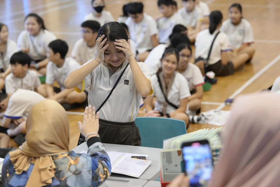 PERALIHAN BESAR: Murid yang sudah tamat zaman persekolahan rendah dan bakal melangkahkan kaki ke sekolah menengah akan mengalami satu peralihan besar dalam kehidupan, termasuk berpindah ke sekolah baru dengan landskap yang lebih rencam. Gambar menunjukkan murid Sekolah Rendah Fuhua bergilir-gilir mendapatkan keputusan PSLE mereka pada 22 November 2023.