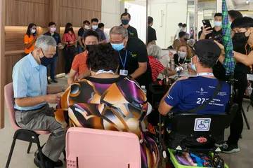 MODEL PENJAGAAN BARU: Projek perintis, Demensia Bersepadu (Rumah yang berkonsepkan hidup berbantu) (IDeAL@115) telah dilancarkan semalam oleh Encik Lee (paling kiri) di Blok 115, Ang Mo Kio Avenue 4 dan bertujuan untuk membantu warga emas untuk mempunyai kehidupan yang berdikari. - Foto ZAOBAO