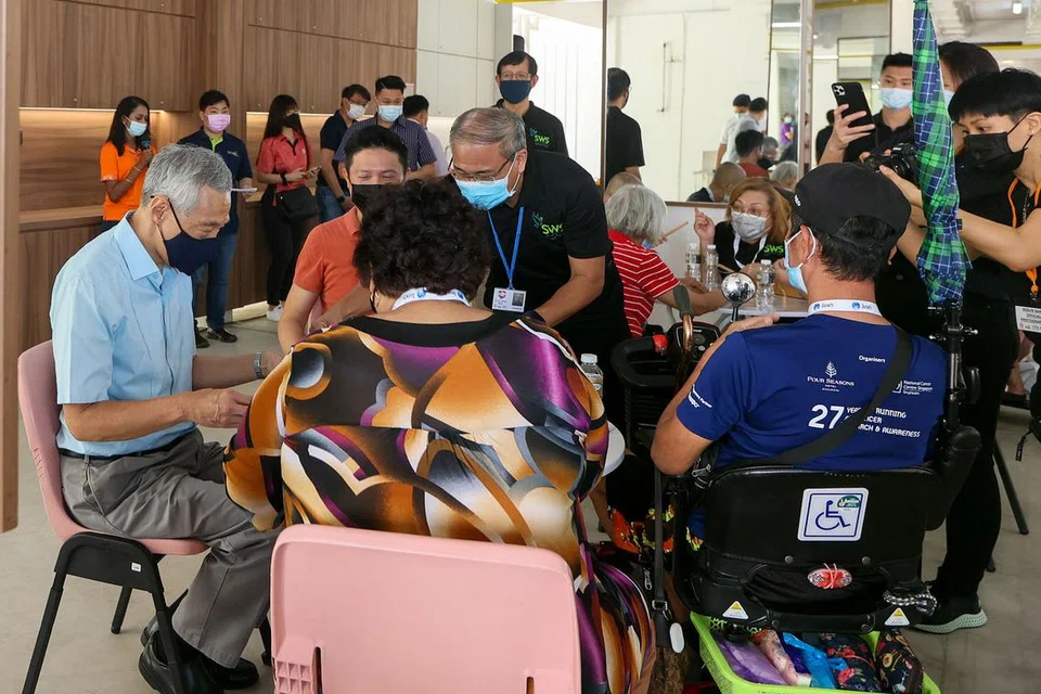 MODEL PENJAGAAN BARU: Projek perintis, Demensia Bersepadu (Rumah yang berkonsepkan hidup berbantu) (IDeAL@115) telah dilancarkan semalam oleh Encik Lee (paling kiri) di Blok 115, Ang Mo Kio Avenue 4 dan bertujuan untuk membantu warga emas untuk mempunyai kehidupan yang berdikari. - Foto ZAOBAO