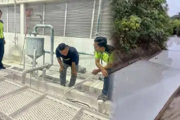 Pihak Jabatan Alam Sekitar (JAS) membuat pemantauan kesan kimia yang mengalir dalam longkang utama di Taman Bandar Senawang, Seremban, selepas menerima aduan penduduk (gambar kiri). Air yang mengalir di longkang utama itu bertukar warna putih susu akibat pencemaran sisa kimia dari kilang berhampiran (gambar kanan).