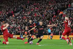 TERUS MARA: Dua gol Llorente (kanan) memastikan Atletico layak ke pusingan suku akhir selepas menewaskan Liverpool dengan agregat 4-2. - Foto AFP