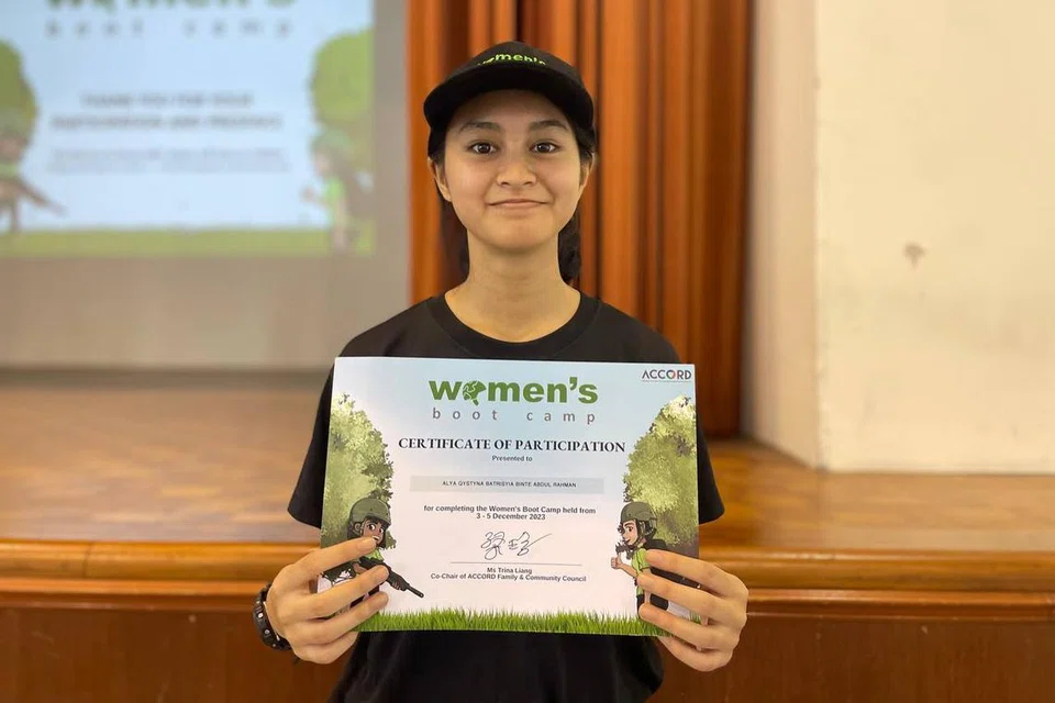 TERSENYUM LEBAR: Alya Qystina Batrisyia Abdul Rahman, 16 tahun, bangga selepas menerima sijil penyertaan selepas menyertai ‘Boot Camp’ Wanita dari 3 hingga 5 Disember di Kem Maju.