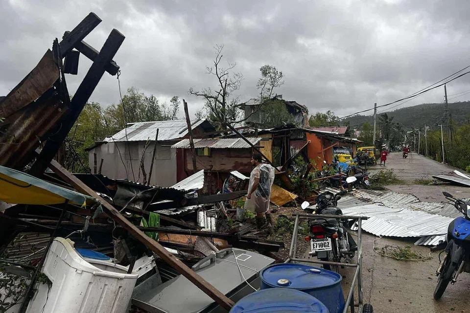 Foto edaran yang diambil pada 26 September 2025 dan diterima daripada laman Facebook Palang Merah Filipina (Cawangan Masbate) pada 28 September ini menunjukkan seorang penduduk memeriksa rumah yang musnah di sebuah kampung di bandar Masbate selepas Taufan Tropika Kuat Bualoi melanda wilayah tersebut