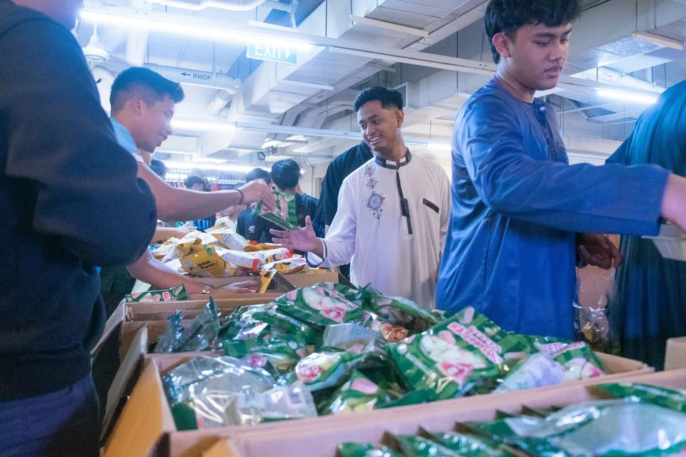 Setelah melakukan solat tarawih, peserta #Terawih4Youth3 diberi makanan dan minuman percuma daripada penaja acara itu.