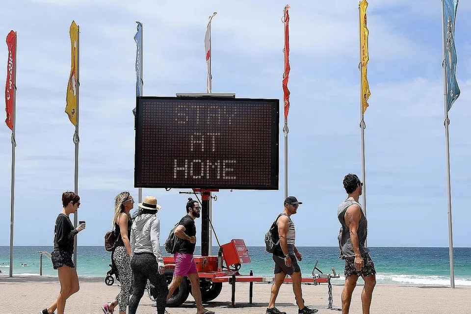 PERGERAKAN DIPERKETAT: Pihak berkuasa Australia telah melanjutkan sekatan pergerakan di pantai Utara Sydney seperti di pantai Manly ini hingga sekurang-kurangnya 30 Disember. - Foto EPA-EFE