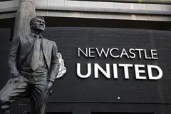 PERBINCANGAN HANGAT: Pemilik Newcastle United Mike Ashley dalam rundingan menjual kelab itu kepada Dana Pelaburan Awam Arab Saudi. - Foto EPA-EFE