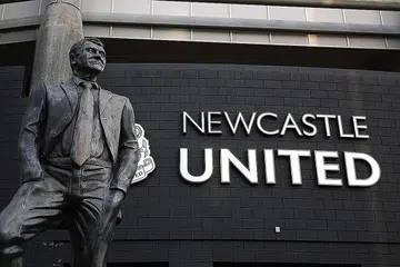 PERBINCANGAN HANGAT: Pemilik Newcastle United Mike Ashley dalam rundingan menjual kelab itu kepada Dana Pelaburan Awam Arab Saudi. - Foto EPA-EFE