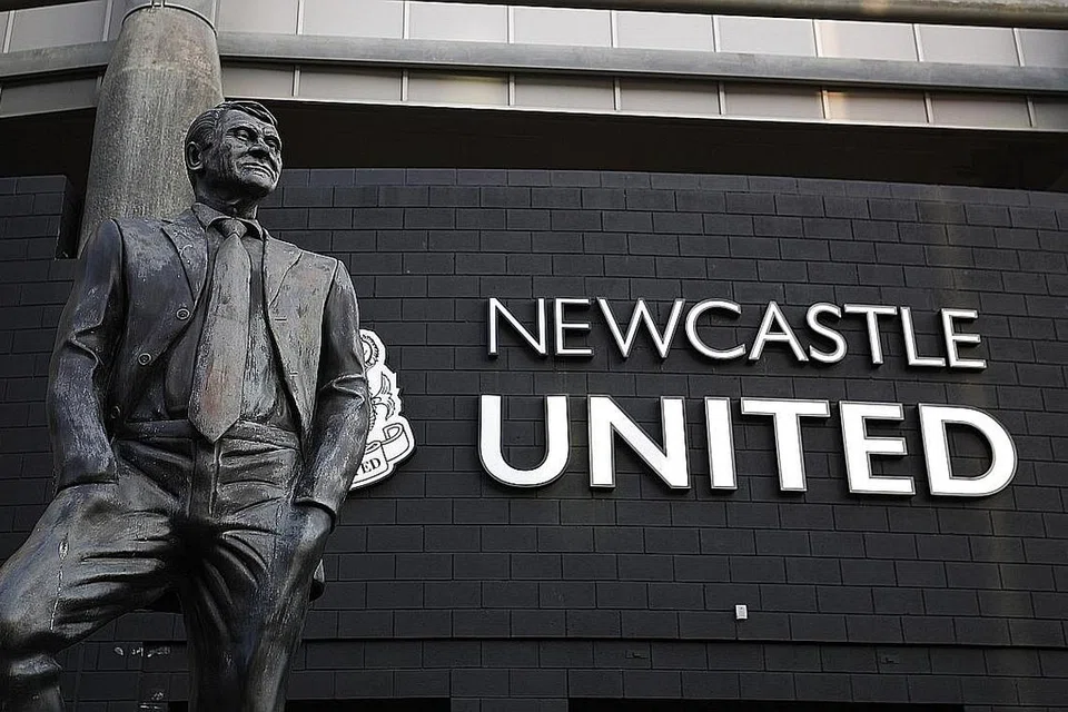 PERBINCANGAN HANGAT: Pemilik Newcastle United Mike Ashley dalam rundingan menjual kelab itu kepada Dana Pelaburan Awam Arab Saudi. - Foto EPA-EFE