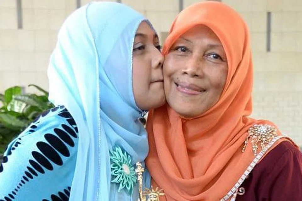 PERTINGKAT DIRI: Kejayaan Cik Faziah (kiri) adalah juga hasil kasih sayang dan sokongan berterusan ibunya, Cik Arsanah. - Foto JOHARI RAHMAT