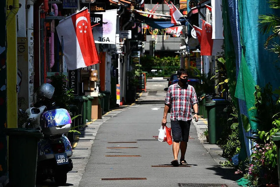 Warga Singapura perlu menyesuaikan diri kepada kelaziman baru semasa pandemik Covid-19. - Foto LIM YAO HUI
