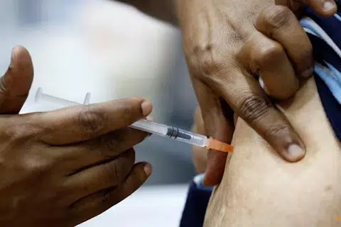 Seorang lelaki menerima suntikan vaksin Covid-19 di sebuah pusat perubatan di Singapura pada 8 Mac 2021. Pakar kesihatan menegaskan vaksinasi dan penjagaan diri seperti mencuci tangan serta memakai pelitup muka ketika tidak sihat masih menjadi pertahanan terbaik ketika kes Covid-19 kembali meningkat di Singapura.