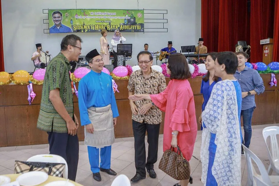PERTEMUAN RAYA: Encik Saktiandi Supaat (dua dari kiri) berbual dengan para tetamu, antaranya ketua akar umbi dan rakan kongsi masyarakat, di majlis jamuan tengah hari Hari Raya Aidilfitri di Kelab Masyarakat Toa Payoh East semalam. - Foto BM oleh IQBAL FAIZAL