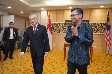Menteri Ekonomi Malaysia, Encik Akmal Nasrullah Mohd Nasir (kanan), bersama Timbalan Perdana Menteri Singapura merangkap Menteri Perdagangan dan Perusahaan serta Menteri Bertanggungjawab bagi Tenaga, Encik Gan Kim Yong, di pejabatnya di Kementerian Ekonomi, Putrajaya.