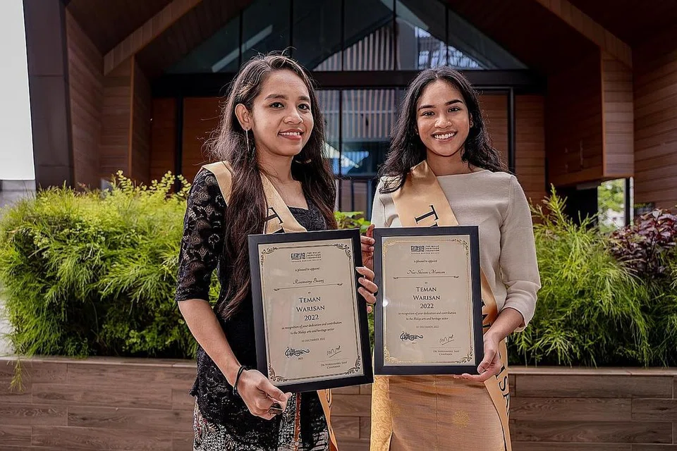 TEMAN WARISAN: Cik Rosemainy Buang (kiri), Cik Nur Shireen Marican (kanan) serta Encik Ahmad Hasif Mohammad Amran dilantik sebagai Teman Warisan 2022 oleh Yayasan Warisan Melayu. - Foto BH oleh NUR DIYANA TAHA dan YAYASAN WARISAN MELAYU
