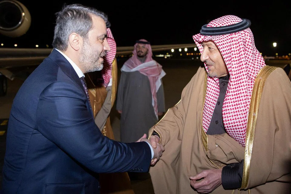 Menteri Luar Syria yang baru dilantik, Encik Asaad Hassan al-Shibani, berjabat tangan dengan Timbalan Menteri Luar Arab Saudi, Encik Waleed Elkhereiji, semasa tiba di Riyadh, Arab Saudi, pada 1 Januari 2025. 