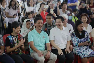 Menteri Kesihatan, Encik Ong Ye Kung (dua dari kiri), berkata Kampung Admiralty kini menjadi antara destinasi pilihan delegasi antarabangsa yang ingin pelajari model penjagaan kesihatan. Bersama beliau ialah Perdana Menteri, Encik Lawrence Wong (dua dari kanan); Anggota Parlimen (AP) GRC Sembawang, Cik Mariam Jaafar (kanan) dan Cik Poh Li San (kiri).