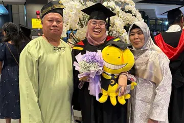 Cik Nur Umairah Abdul Rahim (tengah) bersama bapanya, Encik Abdul Rahim Setok, dan ibunya, Cik Mariam Ibrahim, dalam Majlis Konvokesyen yang berlangsung di Universiti Sains Kemasyarakatan Singapura (SUSS) pada Oktober 2024. Cik Nur Umairah berjaya menggenggam ijazah Sarjana Muda Kerja Sosial daripada universiti tersebut dengan bantuan Subsidi Yuran Tuisyen Pengajian Tinggi (TTFS) secara penuh.