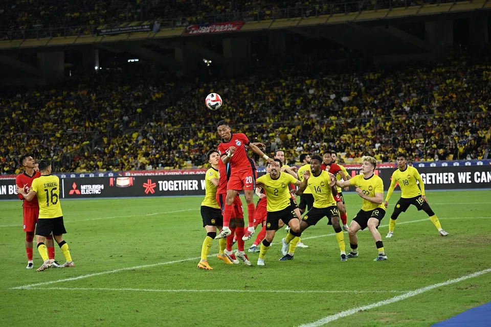Penyerang Singa, Shawal Anuar, beraksi menanduk bola ketika membuat sepakan sudut. 