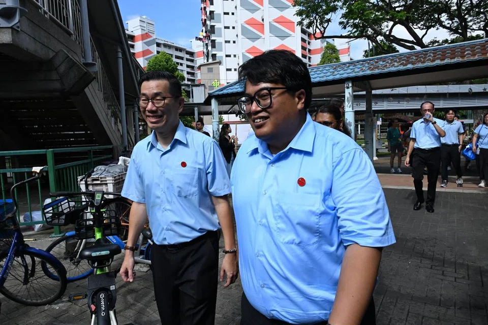 Pada sidang media, calon Encik Sufyan Mikhail Putra (kanan), berkata beliau amat teruja untuk mengenali dan memahami penduduk di East Coast dengan lebih mendalam. Berjalan bersamanya ialah Encik Jasper Kuan. 