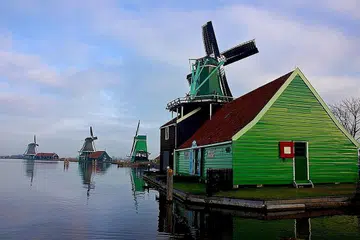 KEKALKAN KESEJAHTERAAN: Para penduduk di Amsterdam berharap kempen Nikmati dan Hormati selain pelbagai hukuman bagi kesalahan yang diperkenalkan akan dapat kawal sikap penduduk setempat dan pelancong asing yang berpesta keterlaluan. - Foto fail