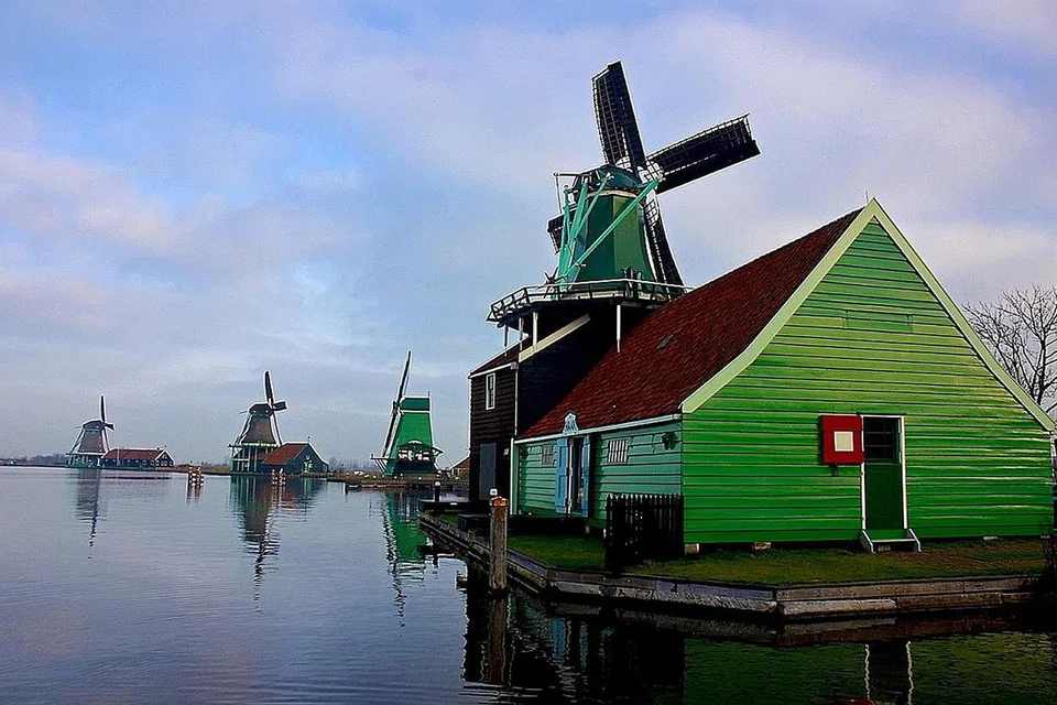 KEKALKAN KESEJAHTERAAN: Para penduduk di Amsterdam berharap kempen Nikmati dan Hormati selain pelbagai hukuman bagi kesalahan yang diperkenalkan akan dapat kawal sikap penduduk setempat dan pelancong asing yang berpesta keterlaluan. - Foto fail