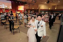 LEBIH CEPAT JADI PENGANTIN DISEBABKAN COVID-19: Cik Joy Ong dan suaminya, Encik Kelvin Looi, gembira majlis perkahwinan mereka berjalan dengan baik di Pusat Kristian Penang di George Town, walaupun terpaksa dicepatkan dua minggu. - Foto THE STAR