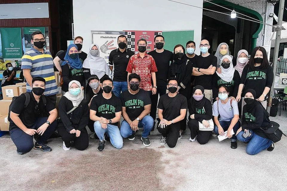 SALING MEMBANTU: Syarikat Muslim Pro telah memberi pelbagai sumbangan kepada benefisiari Persatuan Muhammadiyah. Pada 2 April, mereka turut serta dalam acara Agihan Pra Ramadan yang turut dihadiri Menteri Negara (Ehwal Dalam Negeri merangkap Pembangunan Negara), Profesor Madya Dr Muhammad Faishal Ibrahim. Pada 6 April pula mereka terlibat dalam acara Tengah Gives Back. - Foto MUSLIM PRO