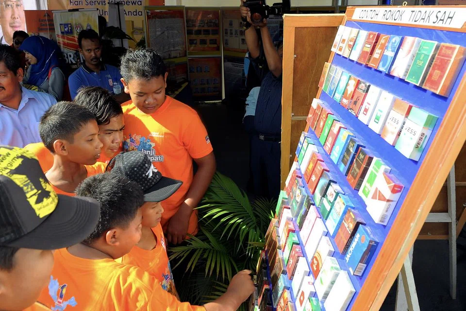 TINGKAT KESEDARAN: Beberapa kanak-kanak melihat rokok yang dilarang penjualannya di Malaysia dalam pameran di gerai E-Perolehan, Kementerian Kewangan Malaysia pada program Jelajah Janji Ditepati di perkarangan Stadium Kangar, Perlis.