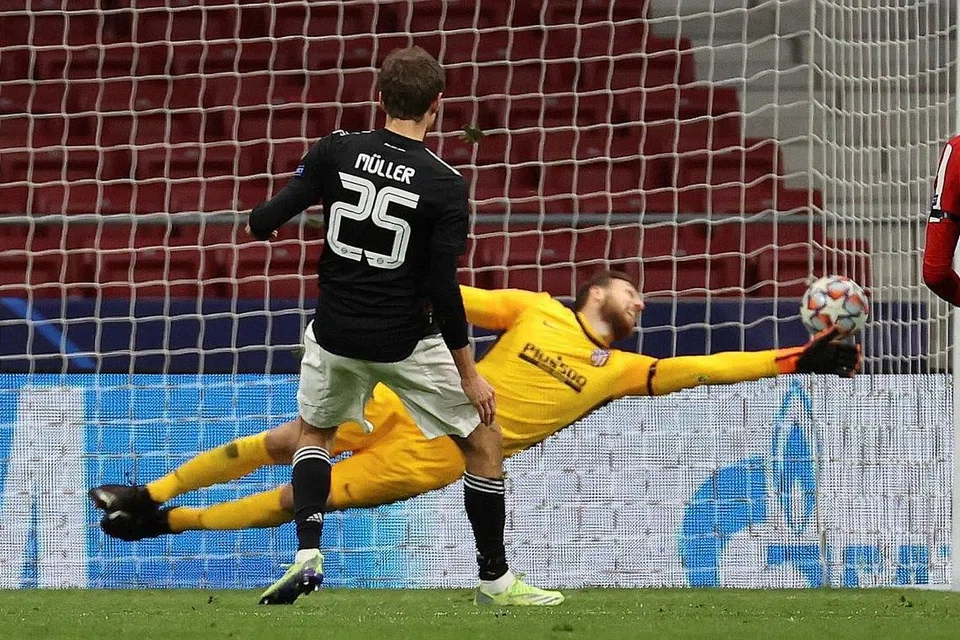 ATLETICO MADRID BELUM SELAMAT- GOL PENYAMAAN: Penyerang Bayern Munich, Thomas Mueller berjaya menyempurnakan tendangan penalti untuk memastikan mengekalkan rekod tanpa kalah ketika menentang Atletico. - Foto EPA-EFE