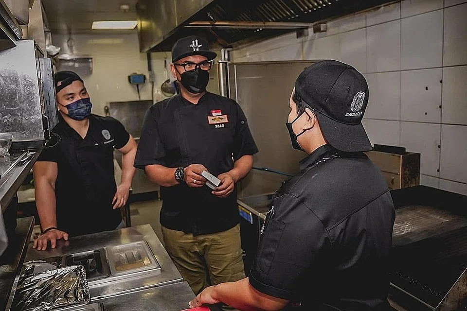 HIDUP KIAN BERMAKNA: Sebagai ketua cef di restoran Ela, Encik Shahruddin (gambar tengah), turut memikul tanggungjawab cef-cef lain di restoran yang menyediakan hidangan Yunani (Greece) itu.