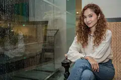 Walaupun sudah lama tidak muncul dalam dunia hiburan tanah air, kelahiran single terbarunya, ‘Paling Sejati’ merupakan satu pencapaian besar buat penyanyi setempat, Roziana Cindy. Beliau merupakan penyanyi wanita Singapura pertama yang bekerjasama dengan Ade Govinda.