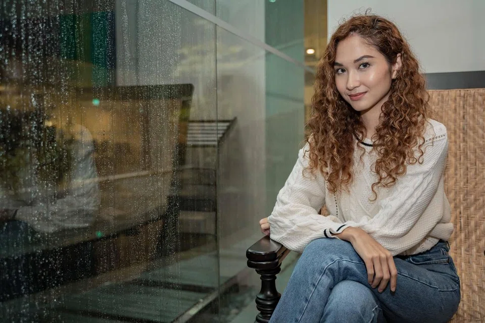Walaupun sudah lama tidak muncul dalam dunia hiburan tanah air, kelahiran single terbarunya, ‘Paling Sejati’ merupakan satu pencapaian besar buat penyanyi setempat, Roziana Cindy. Beliau merupakan penyanyi wanita Singapura pertama yang bekerjasama dengan Ade Govinda.