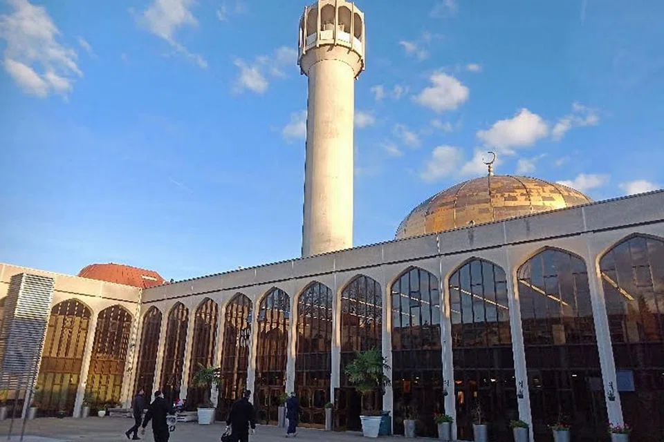 PENGHARGAAN KERAJAAN KEPADA MASYARAKAT ISLAM BRITAIN: Masjid Central London di Regent's Park yang berkubah warna emas menjadi antara destinasi persinggahan pelancong Islam di kota London.