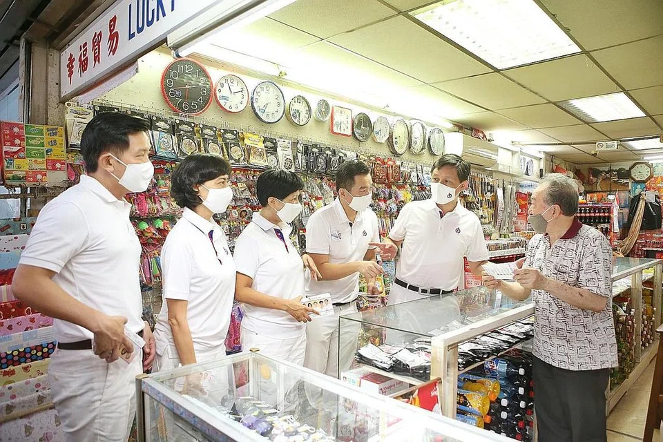 BERINTERAKSI DENGAN PENDUDUK: Encik Chan Chun Sing (dua dari kanan) bersama pasukan PAP yang akan bertanding di GRC Tanjong Pagar bertemu penduduk berdekatan Pasar Brickworks ABC semalam. Dari kiri Encik Alvin Tan, Cik Joan Pereira, Cik Indranee Rajah dan Encik Eric Chua. - Foto ZAOBAO 