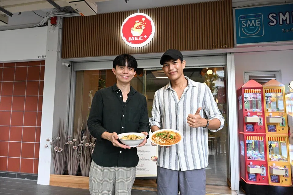 Dua sahabat, (dari kiri) Encik Arrell Tan dan Encik Adi Rusydi Abdul Rahman, membuka kedai Mee+,  terletak di Blok 477, Tampines Street 43, yang menampilkan hidangan tradisional Melayu pada harga di bawah $4.50.