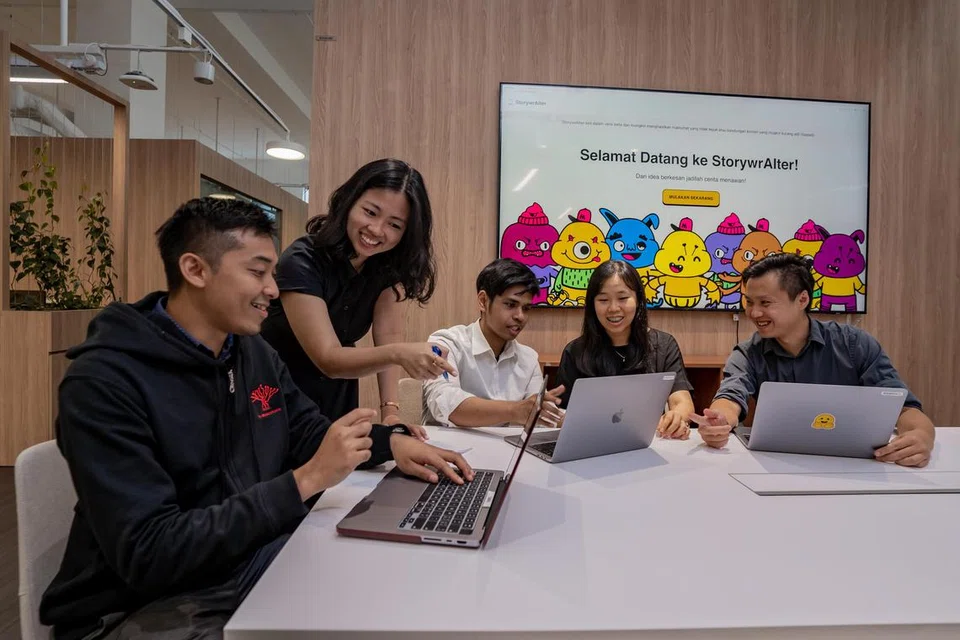 MAHU PERTINGKAT ALAT WEB MENULIS CERITA: (Dari kiri) Encik Sabri Mansor, Cik Isabel Tan, Encik Noorhalim Ismail, Cik Ruth Toh dan Encik  Clarence Lam