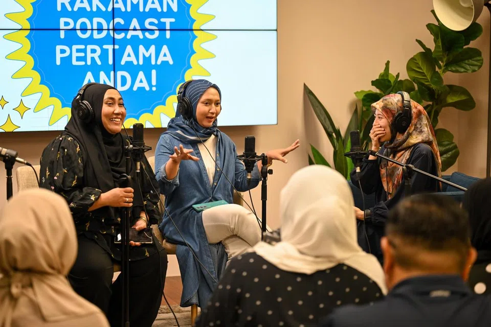 MENCUBA WADAH TAMBAHAN: Seramai 20 guru  sekolah menengah berpeluang mencuba peralatan podcast Berita Harian, #NoTapis,  bagi tujuan menambah wadah pembelajaran mata pelajaran Bahasa Melayu dalam satu sesi anjuran BH.