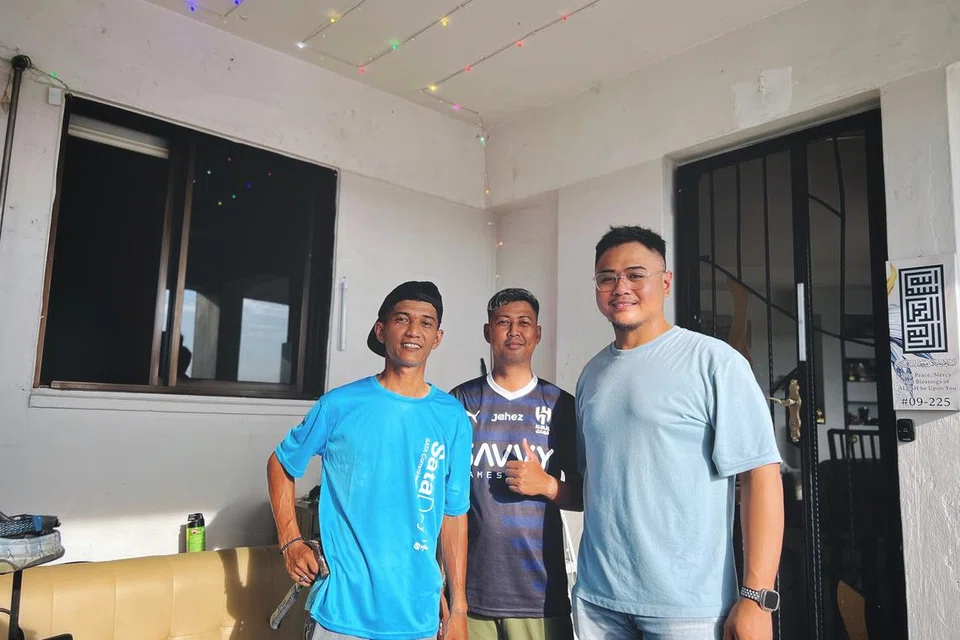 (Dari kiri) Encik Farid Difari, adiknya Encik Faizal Difari, dan jirannya Encik Syahril Omar Taib.