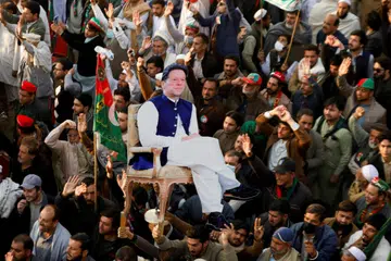 FOTO FAIL: Penyokong parti bekas Perdana Menteri Pakistan, Imran Khan – Pakistan Tehreek-e-Insaf (PTI) – membawa potongan gambarnya ketika berhimpun dalam satu perhimpunan di Swabi, Pakistan pada 8 Februari 2025. Mereka membantah apa yang mereka anggap sebagai “hari hitam” dan mandat pilihan raya umum tahun 2024 yang telah “dicuri”. 