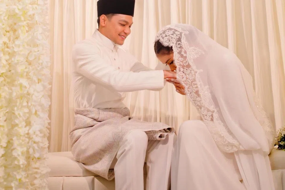 Syafiq Kyle dan Mimi Lana akhirnya mengabadikan kisah cinta manis mereka dalam satu ikatan perkahwinan pada 14 Februari, menerusi majlis tertutup di halaman kampung Mimi di Taiping, Perak.